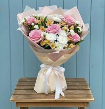 Букет цветов из:  Гвоздики, Орхидеи и Розы #REPLACE_PRED# Новостройку