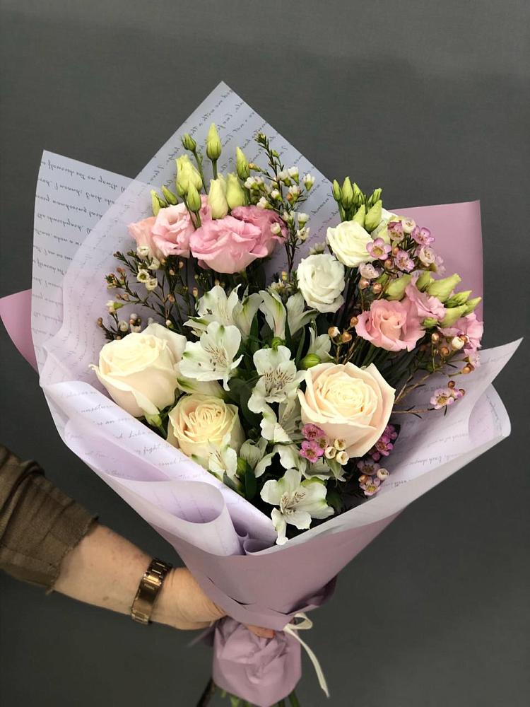 Букет цветов из: Альстромерии, Розы и Лизиантусы в Новостройку