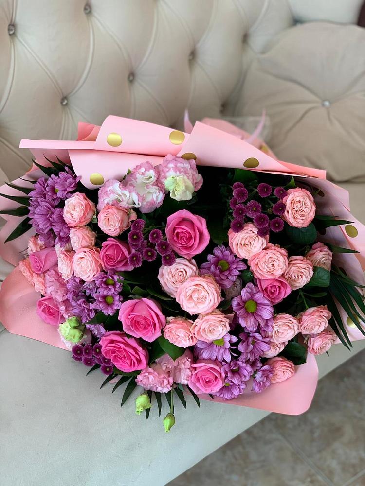 Букет цветов из: Хризантемы, Розы и Лизиантусы в Новостройку