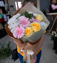 Букет цветов из:  Герберы, Розы и Хризантемы в Новостройку