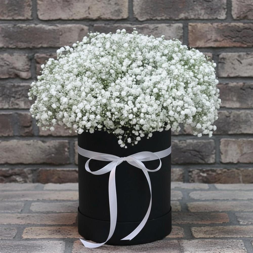 Цветочная композиция из Гипсофила в шляпной коробке в Новостройку