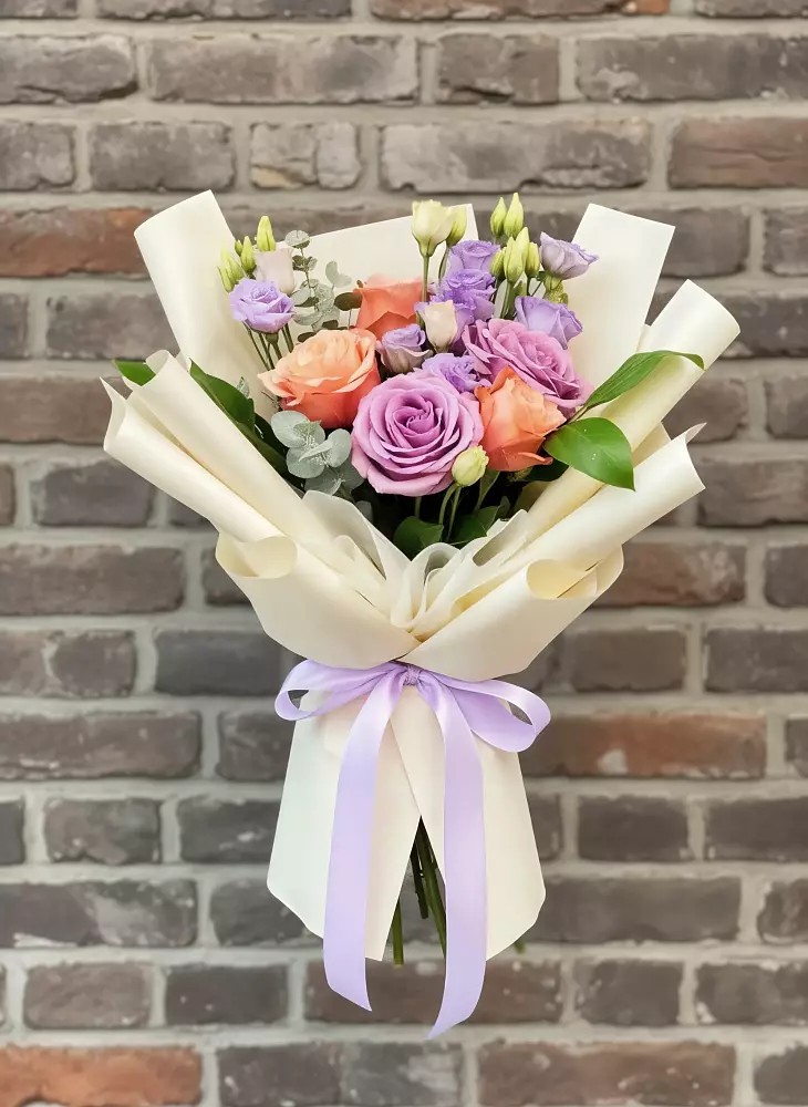 Букет цветов из: Лизиантусы и Розы в Новостройку