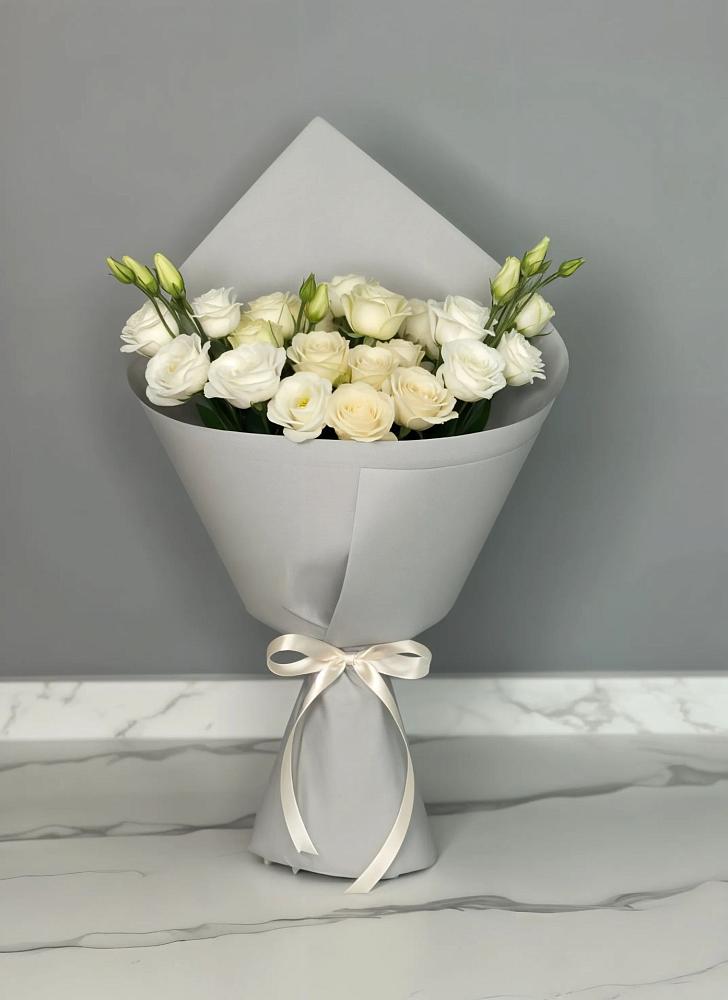 Букет цветов из: Розы и Лизиантусы в Новостройку