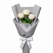 Букет 3 белые розы в Новостройку