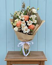 Букет цветов из:  Альстромерии, Лизиантусы, Розы и Хризантемы в Новостройку