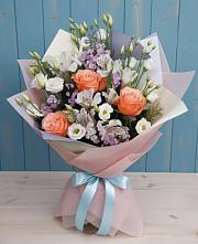 Букет цветов из:  Лизиантусы, Розы, Альстромерии и Гипсофила в Новостройку