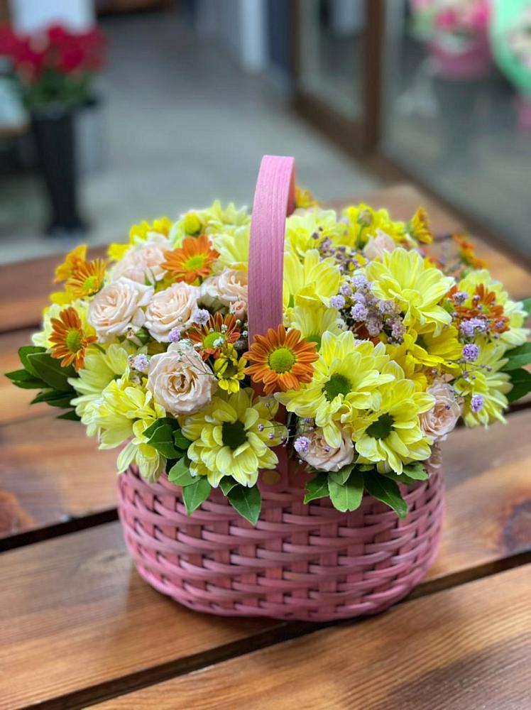 Цветочная композиция из Хризантемы и Розы в корзине в Новостройку