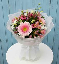 Букет цветов из:  Герберы, Альстромерии и Лизиантусы в Новостройку