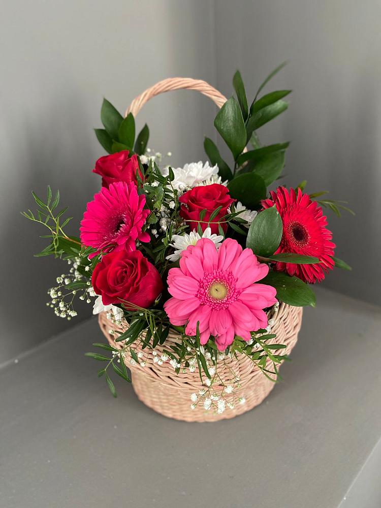 Цветочная композиция из Розы, Хризантемы и Герберы в корзине в Новостройку